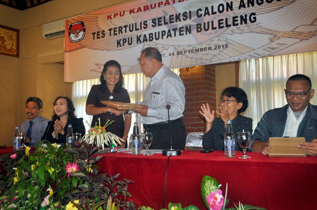 Perwakilan KPU Provinsi Bali menyerahkan soal ujian tes tertulis kepada Ketua Tim Seleksi Calon Anggota KPU Buleleng Periode 2013-2018